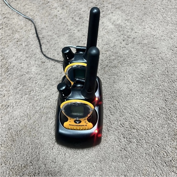 Motorola TALKABOUT T8500 Two Way Radios With Charger And Two Xtra faces set of 2 - Picture 9 of 13